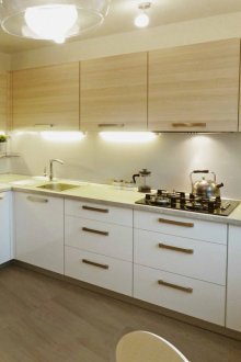 Кафява и бяла ъглова кухня