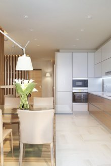 Просторна кафява и бяла кухня