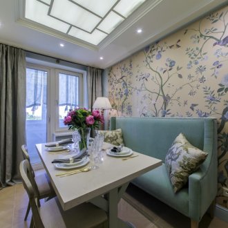 Стилна кухня с диван и флорална стена.