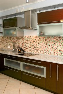 Кухня с кафява фасада