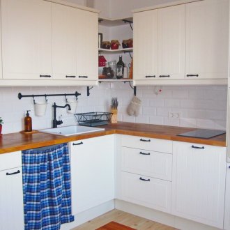 Бяла кухня в кънтри стил