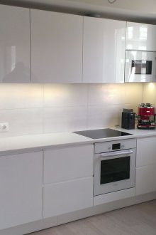 Гланцови бели слушалки в модерен стил