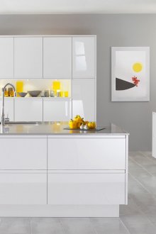 Голяма бяла и жълта кухня в стил Арт Нуво