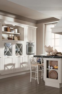 Бяла кухня с класически полуостров