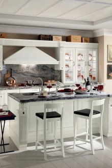 Бяла кухня с остров в класически стил