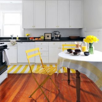 Бели, черни, жълти и кафяви цветове в дизайна на кухнята
