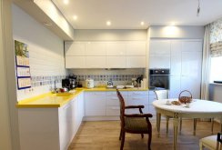 Sudut dapur putih dan kuning
