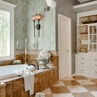 Декоративна стъклена вложка в пода на банята