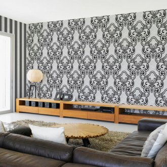 Черно-бял винил тапет с модел в хола