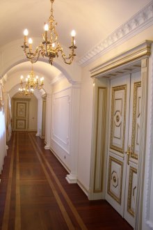 Бели первази на тавана в класически интериор