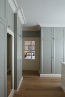 Плинтус на тавана в интериор в стил кънтри