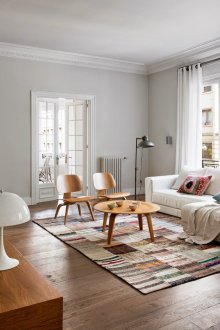 Бели плотове на тавана в интериора на скандинавския стил