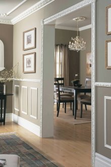 Бял къдрав перваз на тавана