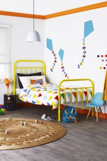 Оранжеви дъски на тавана в детската стая