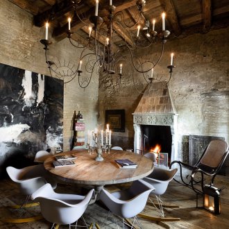 Плетен полилей в интериора на трапезарията-хол