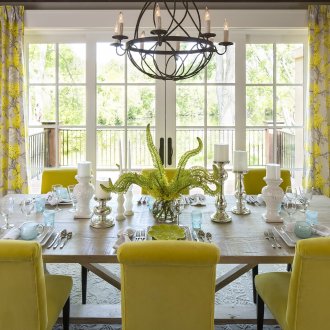 Красив полилей от ковано желязо в интериора на трапезарията