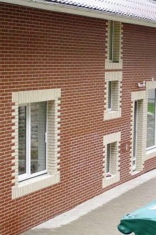 Червени и бежови клинкерни плочки в декорацията на фасадата на къщата