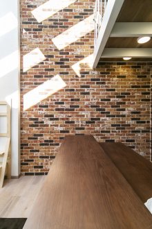 Тухлени керемиди в интериора на хола-кухнята