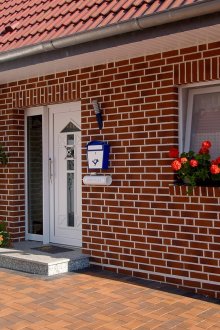 Тухлени тухлени плочки във фасадата