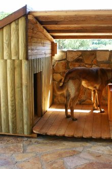 Кучешка къща с веранда