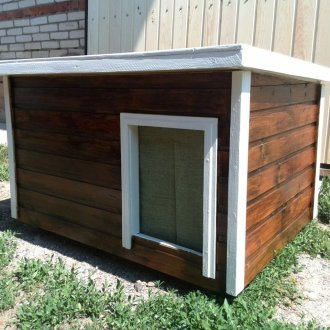 Кафява и бяла кутия с плосък покрив за кучета