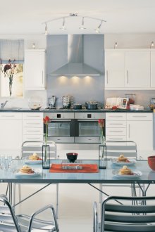 Бяла и сива голяма кухня