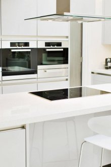 Светла кухня с остров