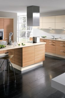 Голяма уютна кухня с остров