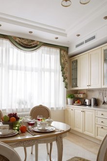 Класическа голяма кухня-трапезария