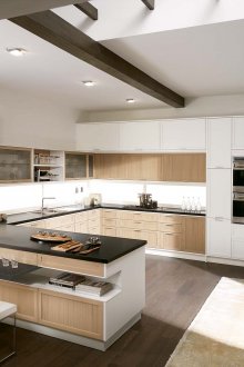 Бежова и бяла кухня 20 кв.м с черни акценти