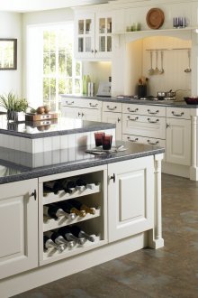 Голяма кухня в селски стил с остров