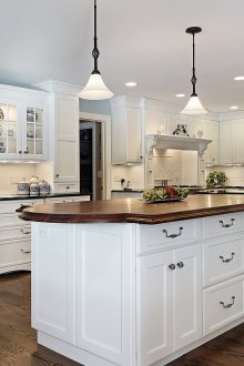 Класическа кухня 20 кв.м с остров