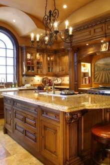 Класическа тъмна кухня 20 кв.м с остров