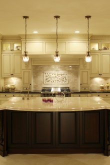 Просторна стилна кухня с остров