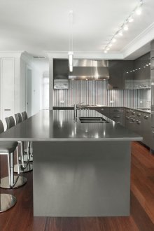 Минималистична кухня-трапезария