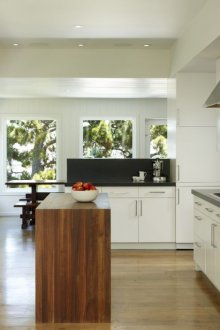 Светла кухня с малък остров