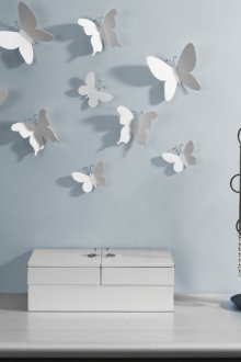 Пеперуди от бяла хартия и тел в декора на стената