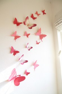 Коралови пеперуди на бяла стена