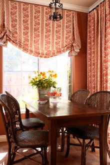 Бежови и червени австрийски завеси в интериора на трапезарията