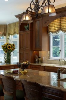 Шарени австрийски кухненски завеси