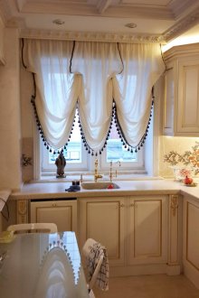 Черни и бели австрийски кухненски завеси