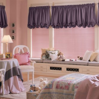 Лилави австрийски завеси в детската стая