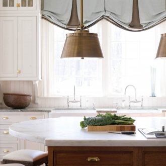 Кафяво-сини австрийски завеси в кухнята