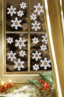 Красиви хартиени снежинки на прозореца
