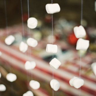 Памучни топки гирлянди за декорация на прозорци