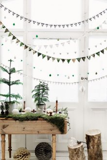 Гирлянди на прозореца от коледни топки и снежинки.