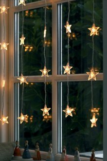 Гирлянда от светещи звезди на прозореца