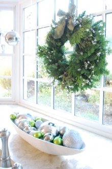 Декорация на прозорци за Нова година с венец и коледни играчки