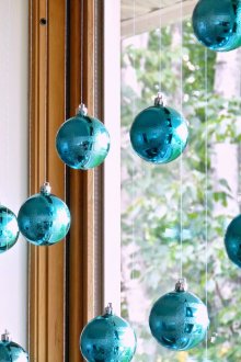 Новогодишна украса на прозорци с коледни топки