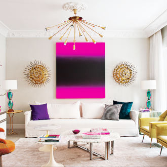 Еклектизъм в интериора на хола с ярка картина